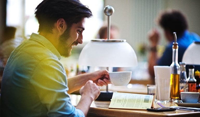 Personen trinken Kaffee in Betriebsrestaurant eines Krankenhauses